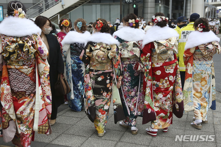 [요코하마=AP/뉴시스] 지난 1월10일 일본 요코하마에서 성년의 날을 맞아 기모노를 입은 여성들이 거리를 걷고 있다. 2022.11.28. *사진은 기사와 직접적인 관련 없음. 
