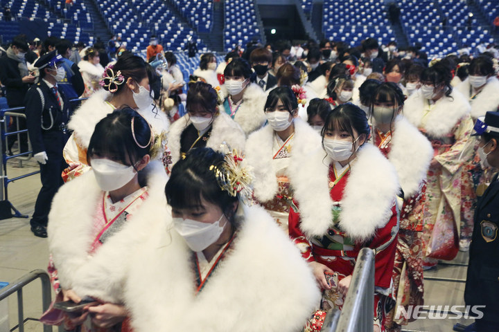 [요코하마=AP/뉴시스] 지난 1월10일 일본 요코하마에서 성년의 날을 맞아 기모노를 입은 여성들이 기념식에 참석하고 있다. 2022.11.28. *사진은 기사와 직접적인 관련 없음. 