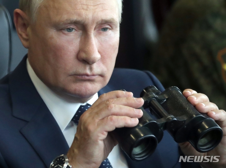 [니즈니 노브고로드(러시아)=AP/뉴시스] 블라디미르 푸틴 러시아 대통령이 2021년 9월13일 니즈니 노브고로드에서 러시아-벨라루스 합동 군사훈련을 참관하는 모습. 