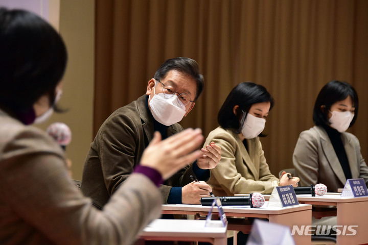 [서울=뉴시스] 국회사진기자단 = 이재명 더불어민주당 대선 후보가 10일 서울 동작구 대방동 스페이스살림에서 열린 ‘일하는 여성을 위한 스타트업 대표 간담회’에 참석자의 발언을 경청하고 있다. 2022.01.10. photo@newsis.com