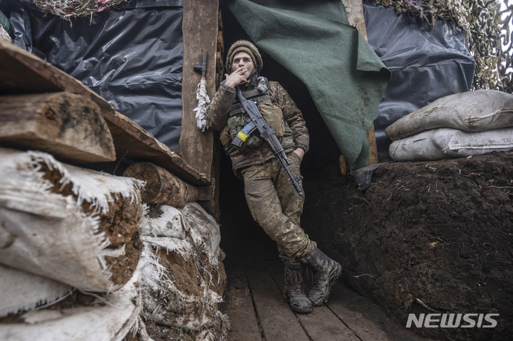 [도네츠크=AP/뉴시스] 10일(현지시간) 우크라이나 도네츠크 지역에서 한 우크라이나군 병사가 친 러시아 반군과의 경계 구역 내 참호에서 담배를 피우고 있다. 미국과 러시아가 스위스 제네바에서 열린 전략 안정 회담을 뚜렷한 합의 없이 종료했다. 양측은 향후 대화를 지속하기로 했지만, 우크라이나 국경 인근 긴장 고조 등 현안에 이견을 좁히지 못해 이후로도 난항이 예상된다. 2022.01.11.