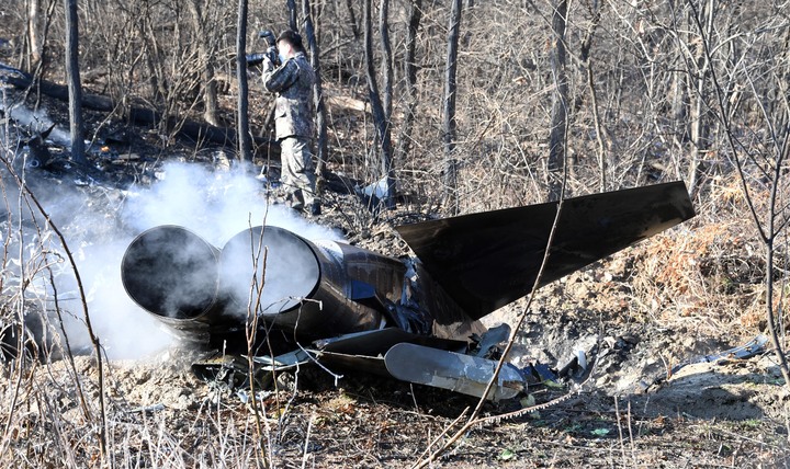 [서울=뉴시스] 11일 오후 1시 44분께 경기 화성시 정남면 관항리 태봉산 일원에 F-5E 전투기 1대가 추락한 가운데 군 관계자가 현장을 살펴보고 있다. (사진=경인일보 제공) 2022.01.11. photo@newsis.com *재판매 및 DB 금지