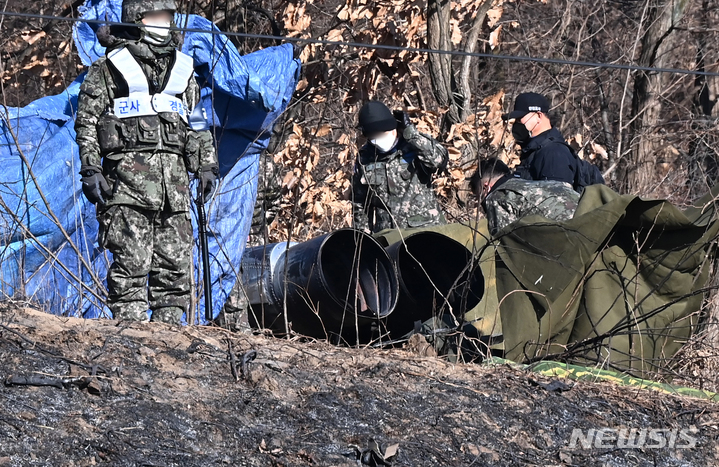 [화성=뉴시스] 김종택기자 = 공군 F-5E 전투기 추락사고 이틀째인 12일 오전 경기도 화성시 정남면 관항리 한 야산에서 군 관계자들이 사고현장을 살펴보고 있다. 2022.01.12.jtk@newsis.com