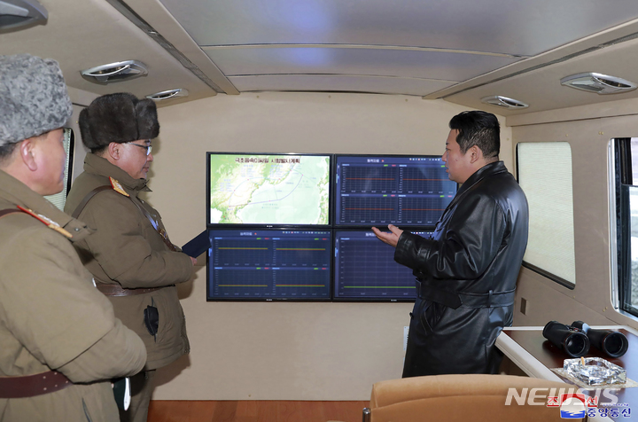 [평양=AP/뉴시스] 북한 조선중앙통신이 제공한 사진에 김정은(오른쪽) 북한 국무위원장이 11일 북한 모처에서 모니터를 통해 극초음속 미사일 시험 발사를 참관하고 있다. 2022.01.12.