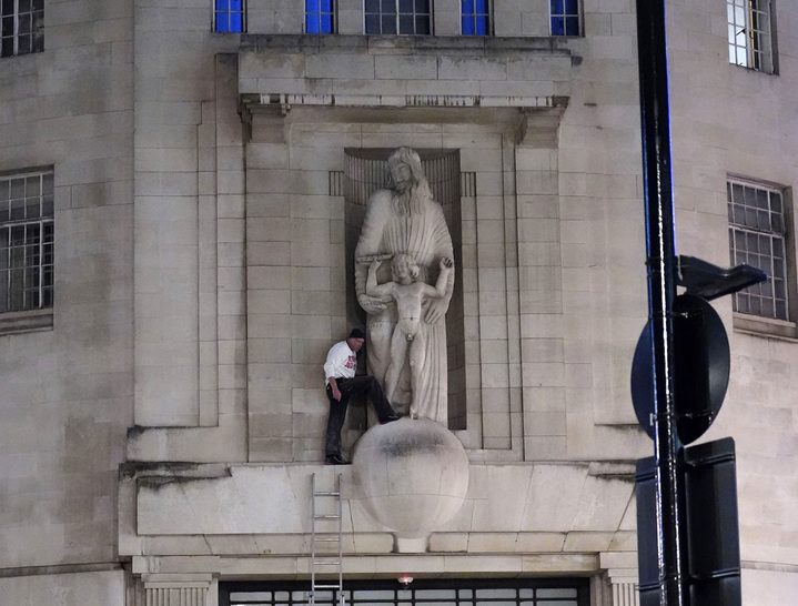 [런던=AP/뉴시스] 12일(현지시간) 영국 런던에서 한 남성이 BBC 본사 앞에 있는 동상을 망치로 부수고 있다. 해당 동상은 조각가 에릭 길이 1933년 윌리엄 셰익스피어 희곡 '템페스트'에 나오는 등장인물 프로스페로와 아리엘을 바탕으로 조각했다. 이후 에릭 길은 1989년 출판된 그의 일기를 통해 자신의 두 딸을 성적으로 학대해왔다는 사실이 알려져 논란이 되고 있다. 2022.01.13. *재판매 및 DB 금지
