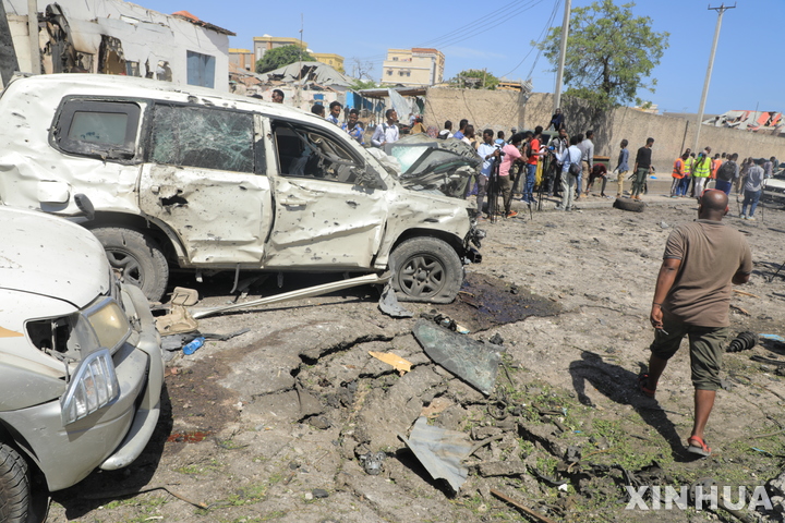 [모가디슈=신화/뉴시스] 12일(현지시간) 소말리아 모가디슈에서 발생한 자살 차량 폭탄 테러 현장에 사람들이 모여 있다. 현지 당국은 이 폭발로 군인 5명을 포함해 최소 10명이 숨지고 9명이 다쳤다고 밝혔다. 2022.01.13.