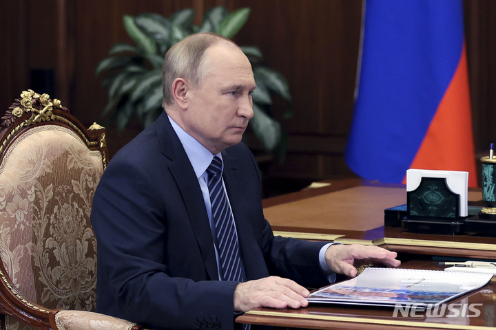 [AP/뉴시스] 러시아의 블라디미르 푸틴 대통령이 13일 크렘린에서 회의를 주재하고 있다
