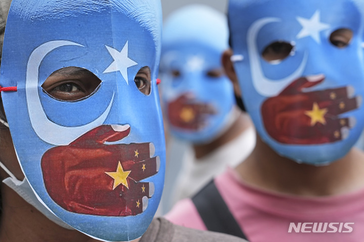 [자카르타=AP/뉴시스] 14일(현지시간) 인도네시아 자카르타의 중국대사관 밖에서 학생 운동가들이 2022 베이징 동계올림픽에 항의하는 집회를 열고 동투르키스탄(신장) 독립을 상징하는 가면을 쓰고 있다. 이날 학생들은 중국 신장 지역에서의 무슬림 위구르족 소수민족에 대한 인권침해 의혹과 관련해 베이징 동계올림픽 취소를 요구하는 집회를 벌였다. 2022.01.14.
