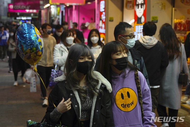 [홍콩=AP/뉴시스]코로나19 확산을 막기 위해 마스크를 쓴 사람들이 14일 홍콩의 거리를 걷고 있다. 홍콩 국제공항은 14일 전염성이 강한 오미크론 변이의 확산을 막기 위해 오는 16일부터 150개 국가로부터의 환승 여객을 금지할 것이라고 밝혔다. 2022.1.14