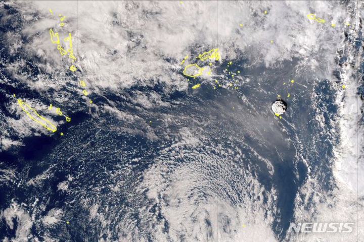 [AP/뉴시스] 일본의 기상 위성 히마와리-8호가 촬영해 일본 기상청이 공개한 사진. 지난 15일 남태평양 국가 통가 인근의 해저 화산이 폭발하는 모습이 보인다. 2022.01.17