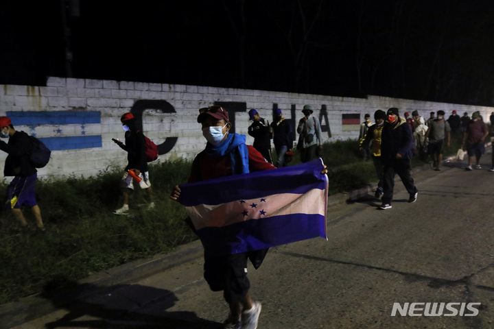 온두라스에서 이민 캐러밴 600명 미국이민 위해 출발