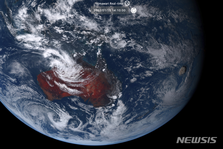 [AP/뉴시스]일본의 기상 위성 히마와리-8호가 촬영해 일본 기상청이 공개한 사진. 지난 15일 남태평양 국가 통가 인근의 해저 화산이 폭발하는 모습이 보인다. 2022.01.16.