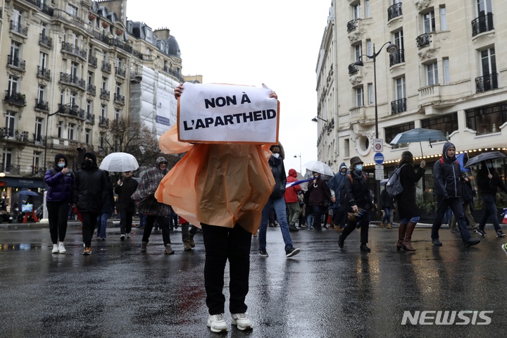 [파리(프랑스)=AP/뉴시스] 지난 8일(현지시간) 프랑스 파리에서 정부의 백신 패스 정책에 반대하는 시위대가 행진하는 모습. 2022.01.17.