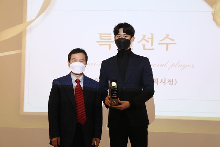[서울=뉴시스] 이대훈(오른쪽)이 18일 대한태권도협회 '특별선수상'을 받았다. (사진=대한태권도협회 제공) *재판매 및 DB 금지