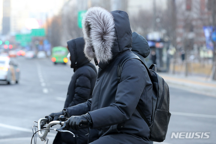 [서울=뉴시스] 백동현 기자 = 서울 아침 최저 기온이 영하 10도까지 내려간 18일 오전 서울 종로구 세종대로사거리 횡단보도에서 한 시민이 신호를 기다리고 있다. 2022.01.18. livertrent@newsis.com