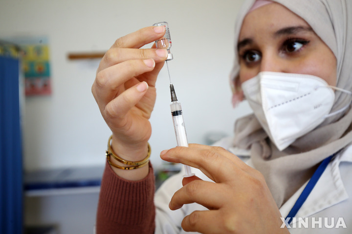 [ 알제(알제리)=  신화/뉴시스] 알제리의 수도 알제의 한 의료시설에서 올해 1월 18일 코로나19 백신접종을 준비하는 간호사.  