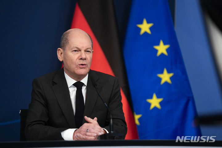 [베를린=AP/뉴시스] 올라프 숄츠 독일 총리가 19일(현지시간) 세계경제포럼(WEF) 주최로 열린 '다보스 어젠다 2022' 회의에 화상으로 참여해 연설하고 있다. 2022.01.20 