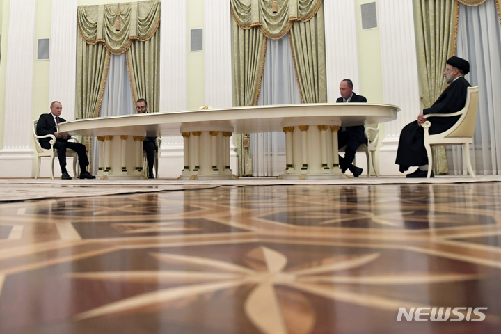 [모스크바=AP/뉴시스] 블라디미르 푸틴(왼쪽) 러시아 대통령이 2022년 1월19일(현지시간) 러시아 모스크바 크렘린궁에서 세예드 에브라힘 라이시 이란 대통령과 회담하고 있는 모습. 2022.01.20.