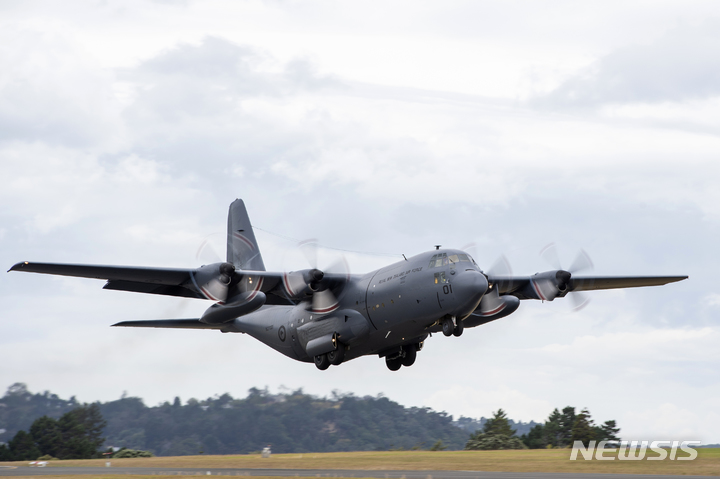 [AP/뉴시스]뉴질랜드 공군 수송기 C-130 허큘리스가 20일 오클랜드의 공군 기지를 떠나 통가로 향하고 있다. (사진=뉴질랜드 방위군 제공) 2022.01.20