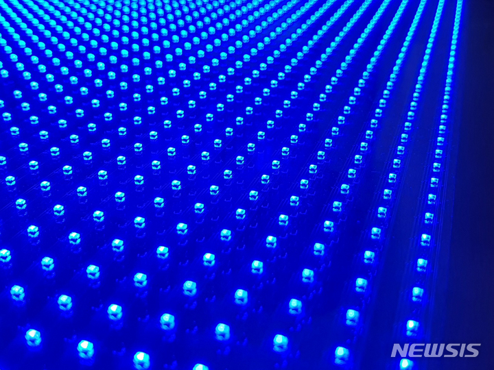 [광주=뉴시스] 한국광기술원이 개발한 능동구동 투명 LED사이니지 모듈 (사진=한국광기술원 제공) 2022.01.20 photo@newsis.com