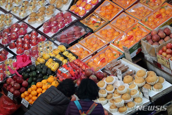 [부산=뉴시스] 하경민 기자 = 부산 해운대구 반여농산물도매시장을 찾은 시민들이 제수용 및 선물용 과일을 구입하고 있다. 2022.01.20. yulnetphoto@newsis.com