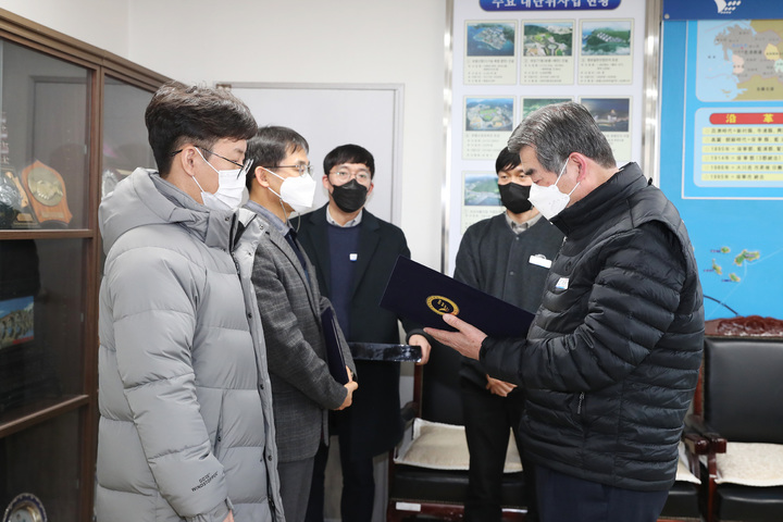 '제4기 마을세무사’에 위촉장을 전달하는 김동일(오른쪽)보령시장 *재판매 및 DB 금지