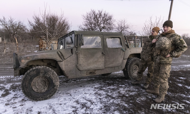 [도네츠크=AP/뉴시스] 20일(현지시간) 우크라 군인이 우크라이나 동부 도네츠크 지역의 친러 분리주의 반군과의 분리선에서 경계 태세를 취하고 있다. 사진은 기사와 무관. 2022.01.21.