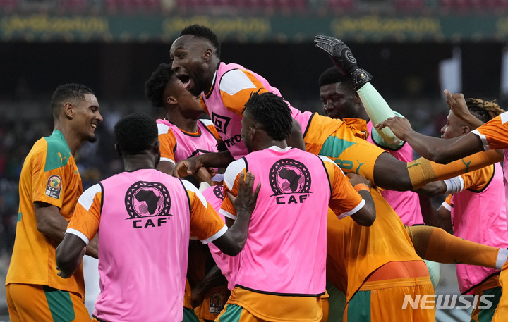 [두알라=AP/뉴시스] 코트디부아르 선수들이 21일(한국시간) 카메룬 두알라의 자포마 스타디움에서 열린 알제리와 아프리칸 네이션스컵 E조 경기에서 니콜라스 페페의 득점이 터진 뒤 뒤엉켜 기쁨을 나누고 있다. 2022.01.21.
