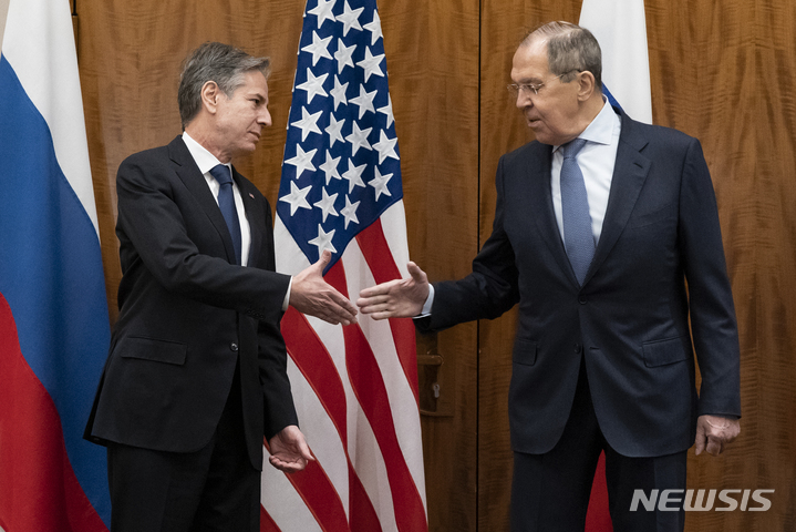[제네바=AP/뉴시스]토니 블링컨 미국 국무장관(왼쪽)과 세르게이 라브로프 러시아 외무장관이 21일(현지시간) 제네바에서 만나 회담을 시작하기 전 인사를 나누고 있다. 2022.1.21.