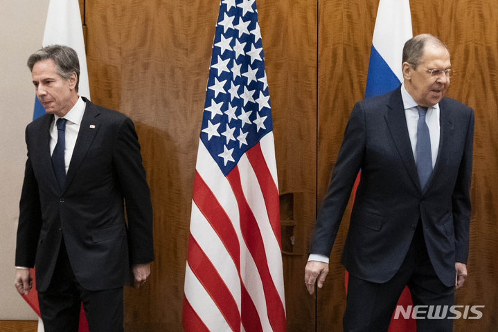 [제네바=AP/뉴시스]토니 블링컨 미국 국무장관(왼쪽)과 세르게이 라브로프 러시아 외무장관이 21일(현지시간) 스위스 제네바에서 담판에 앞서 사진촬영을 한 후 각자의 자리로 이동하고 있다. 2022.01.21.