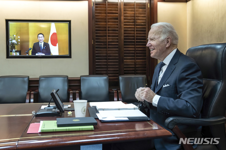 [워싱턴DC(미국)=AP/뉴시스]21일(현지시간) 미국 워싱턴에서 조 바이든 미국 대통령이 화상 형식으로 기시다 후미오 일본 총리와 회담하고 있다. 사진은 백악관 제공. 2022.01.22.
