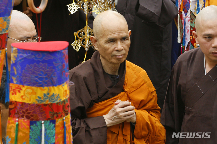 [하노이=AP/뉴시스]베트남 평화·인권운동가이자 사회참여 활동가, 명상가인 틱낫한 스님이 22일 세상을 떠났다. 향년 95세. 사진은 2007년 3월 베트남 호찌민시를 방문한 틱낫한 스님(가운데)의 모습.