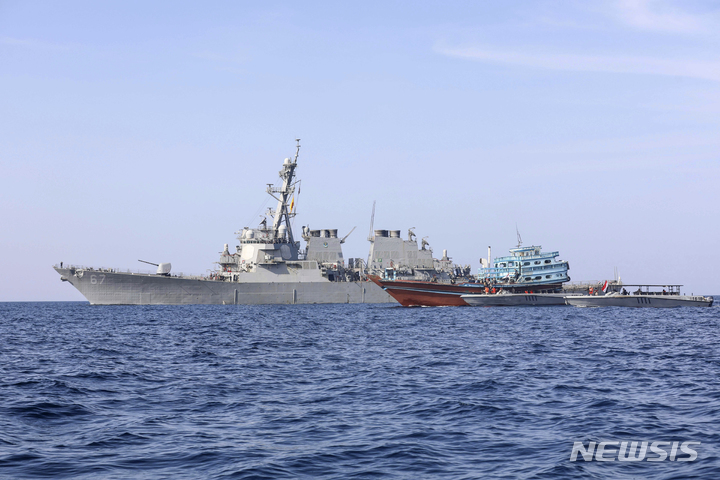 [오만해=AP/뉴시스] 지난 21일(현지시간) 미 해군이 공개한 사진으로, 미 해군 이지스 구축함 콜이 오만해에서 억류한 무국적 선박을 예멘 해안경비대에 넘기고 있다. 2022.01.24