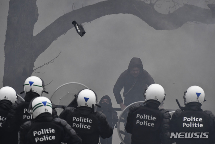 [브뤼셀=AP/뉴시스] 23일(현지시간) 벨기에 브뤼셀에서 코로나19 조치에 반대하는 시위가 열려 시위대와 경찰들이 대치하고 있다. 이날 약 5만 명의 시위대가 정부의 코로나19 방역규제가 지나치다고 항의하며 물대포와 최루가스를 쏘는 경찰과 대치했으며 이 과정에서 70명이 체포된 것으로 알려졌다. 2022.01.24.