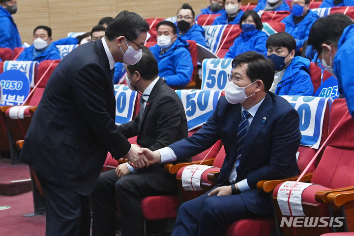 [서울=뉴시스] 전신 기자 = 25일 서울 여의도 국회 의원회관 대회의실에서 열린 더불어민주당 선대위 4050위원회 발대식 및 필승 결의대회에서 송영길 상임선대위원장과 정성호 의원이 악수하고 있다. (공동취재사진) 2022.01.25. photo@newsis.com