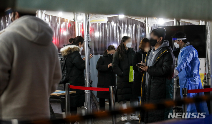 [서울=뉴시스] 정병혁 기자 = 지난 25일 오후 서울 중구 서울역광장에 설치된 코로나19 임시서별검사소를 찾은 시민들이 코로나19 검사를 받기 위해 줄 서 있다. 방역당국에 따르면 이날 0시부터 오후 6시까지 확진자는 7439명으로 집계됐다. 2022.01.25. jhope@newsis.com
