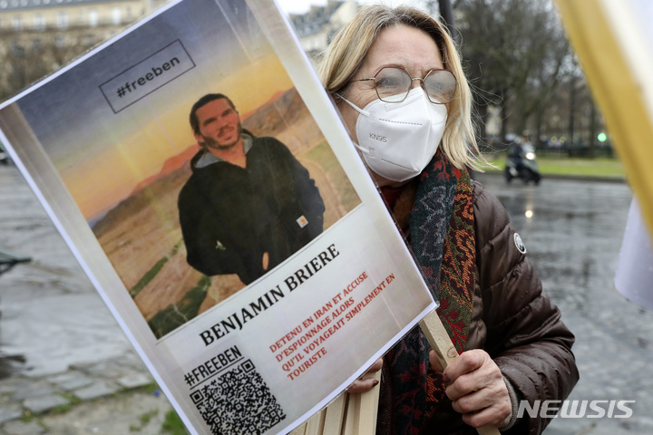 [파리=AP/뉴시스]프랑스 파리에서 이란에 뱅자맹 브리에르 석방을 촉구하는 시위가 열리고 있다. 2022.1.8.