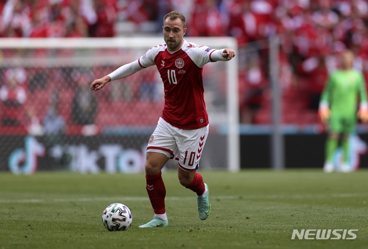 [코펜하겐=AP/뉴시스] 크리스티안 에릭센이 지난해 6월 13일 덴마크 코펜하겐의 파르켄 스타디움에서 열린 핀란드와 유로2020 조별리그 경기에서 공을 몰고 가고 있다. 2022.01.26.