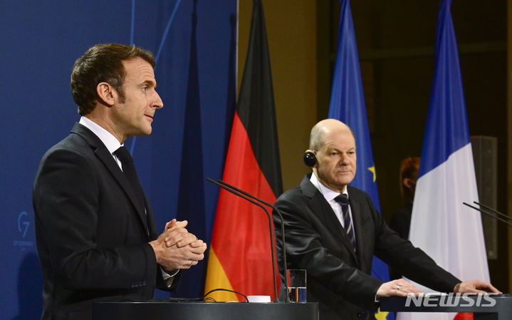 [베를린(독일)=AP/뉴시스] 에마뉘엘 마크롱 프랑스 대통령(왼쪽)과 올라프 숄츠 독일 총리가 25일(현지시간) 독일 베를린에서 회담 전 기자회견 하고 있다. 2022.01.26.