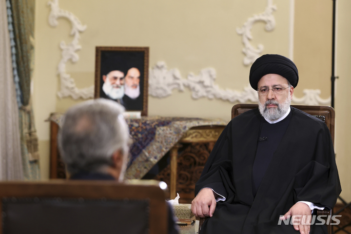 [테헤란=AP/뉴시스] 에브라힘 라이시 이란 대통령이 25일(현지시간) 수도 테헤란에서 이란 국영TV와 생방송 인터뷰를 하고 있다. 