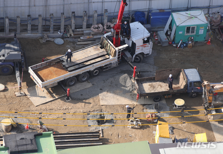 [서울=뉴시스] 조수정 기자 = 지난 1월26일 오후 서울 시내 한 건설현장에서 근로자들이 작업을 하고 있다. (사진은 해당 기사와 관련 없습니다) 2022.01.26. chocrystal@newsis.com