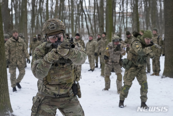 [키예프=AP/뉴시스]우크라이나 키예프에서 육군 자원군 부대인 우크라이나 국토방위군 대원(예비군) 들이 훈련하고 있다. 2022.1.22.