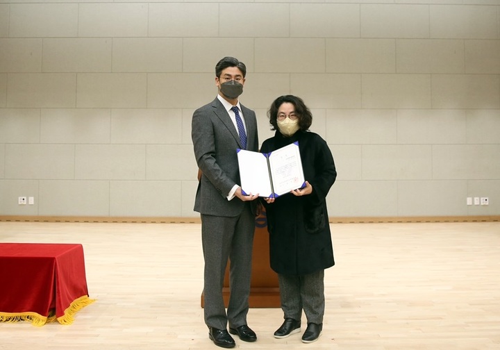 대전과학기술대 이효인(왼쪽) 총장과 김미자 교수 *재판매 및 DB 금지
