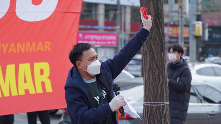 [서울=뉴시스]정유선기자=지난 23일 경남 창원역 앞 미얀마 민주주의를 위한 시위에 참여한 경남미얀마교민회 부회장 아웅 묘유씨가 저항의 상징인 세 손가락을 들고 있다. (사진=경남미얀마교민회 제공) 2022. 1. 30. *재판매 및 DB 금지