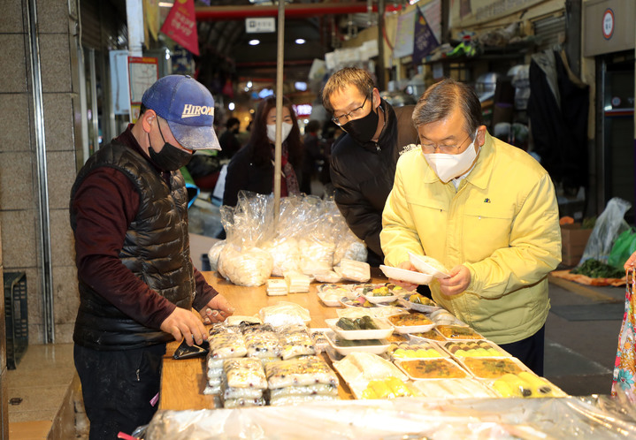 박일호 경남 밀양시장이 내일동 아리랑 전통시장을 방문해 제수용품을 구매하고 있다. *재판매 및 DB 금지