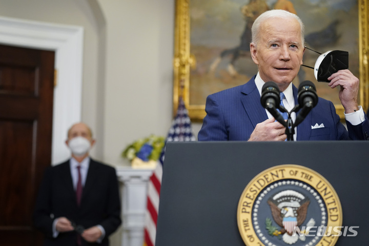 [워싱턴=AP/뉴시스]조 바이든 미국 대통령이 27일(현지시간) 백악관 루스벨트룸에서 발언하려 마스크를 벗는 모습. 2022.01.27.