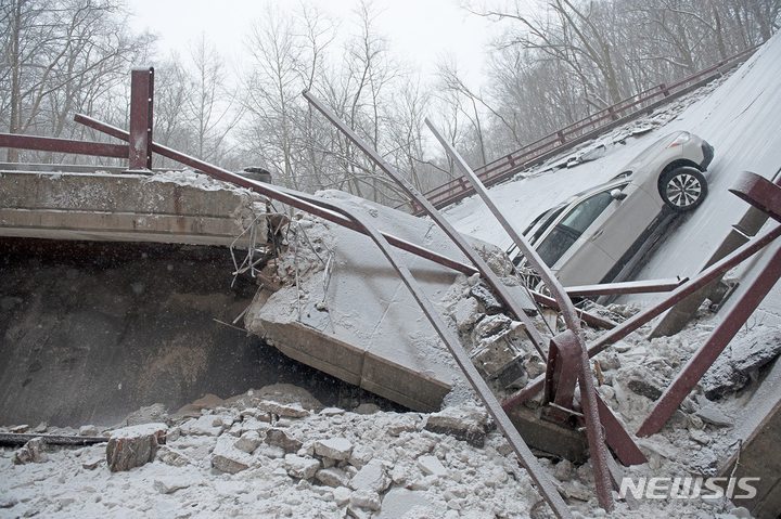 [피츠버그(미국)=AP/뉴시스]미국 펜실베이니아주 피츠버그 프릭공원 인근의 다리가 무너졌다. 2022.01.29.photo@newsis.com