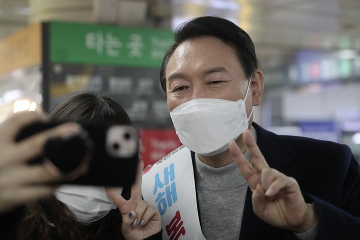 [서울=뉴시스] 전신 기자 = 윤석열 국민의힘 대선 후보가 설 연휴 첫날인 지난 29일 서울 강남역을 찾아 시민들과 인사하며 기념촬영하고 있다. (사진=국민의힘 선대본 제공) 2022.01.29. photo@newsis.com *재판매 및 DB 금지