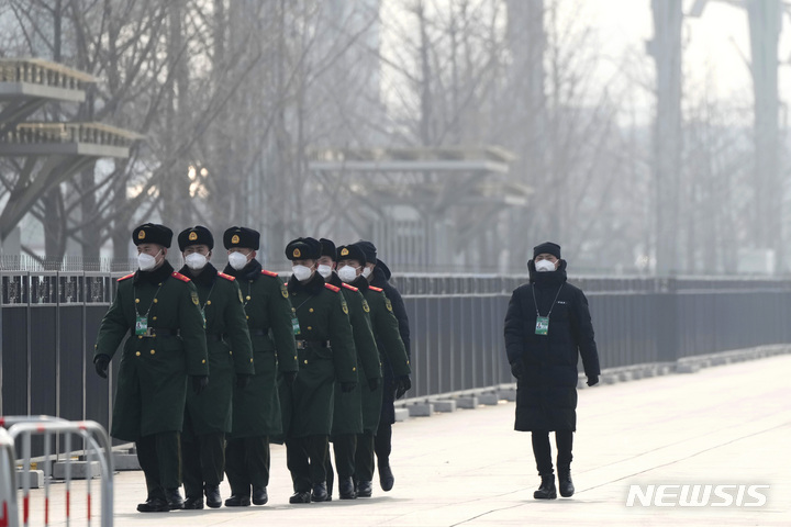 [AP/뉴시스] 30일 베이징 올림픽 관계자들이 주변과 철저히 단절된 채 생활하고 있는 물샐틈없는 버블 둘레를 준군사 경찰단이 행진경계하고 있다