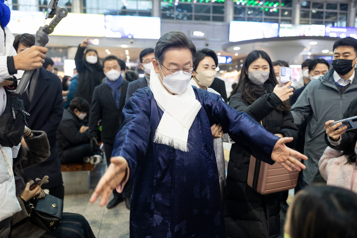 [서울=뉴시스] 전신 기자 = 이재명 더불어민주당 대선 후보가 31일 서울 용산역을 방문해 귀향객 및 시민들과 인사하고 있다. (사진=더불어민주당 선대위 제공) 2022.01.31. photo@newsis.com *재판매 및 DB 금지